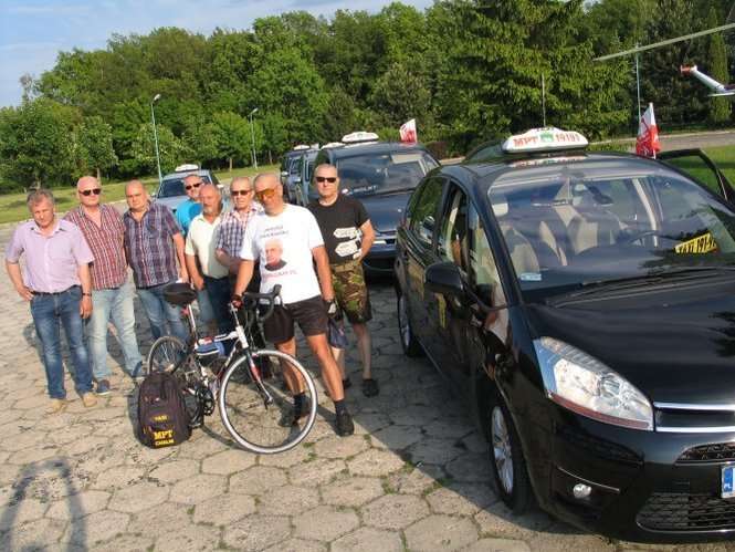 W asyście pięciu taksówek Stanisław Bagniuk dojechał przed zajazd Trzy Dęby pod Chełmem, po podróży liczącej 800 km