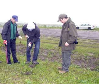 Ostatnie przekazane przez leśników drzewka mieszkańcy gminy posadzili nad Zalewem Żółtańce