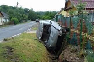 Ojciec nie będzie szczęśliwy, że syn wziął jego auto. Pijany 19-latek wylądował w rowie