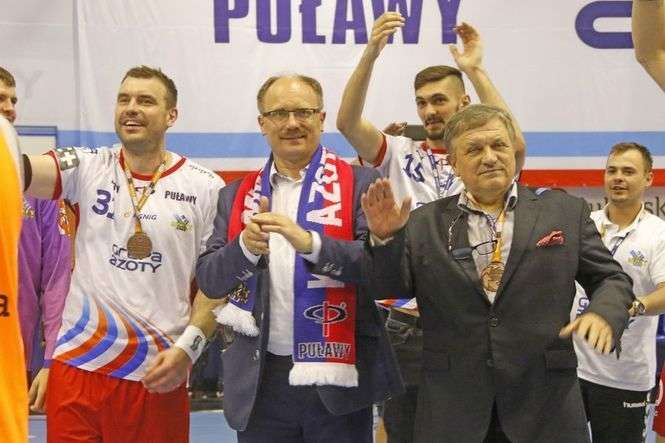 Radość po zdobyciu brązowego medalu. Prezes Jerzy Witaszek (stoi drugi z prawej) zawsze wierzy w swój zespół