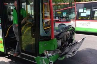 Wymusiła pierwszeństwo i zderzyła się z autobusem. Dwie osoby ranne