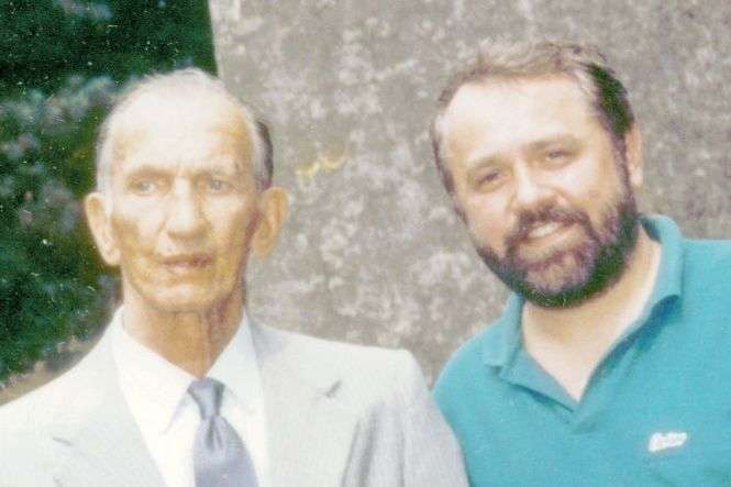 Jan Karski z Waldemarem Piaseckim na terenie byłego obozu zagłady w Bełżcu podczas realizacji filmu dokumentalnego „Moja misja”