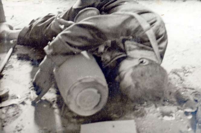Zdjęcie zmarłego na serce Jana Gilasa trzymającego w objęciach bombę jest jedną z bardziej znanych lubelskich fotografii z czasów wojny<br />
