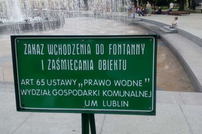 Zielone tabliczki z informacją o zakazie wchodzenia do fontanny stanęły wokół niecki we wtorek.