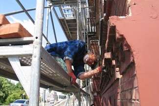 Wymiana zniszczonych cegieł wymaga umiejętności, dokładności i cierpliwości