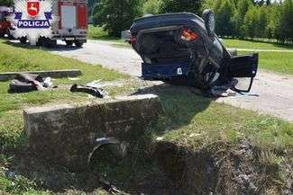 We wtorek w Łaziskach w powiecie zamojskim opel uderzył w betonowy przepust i dachował