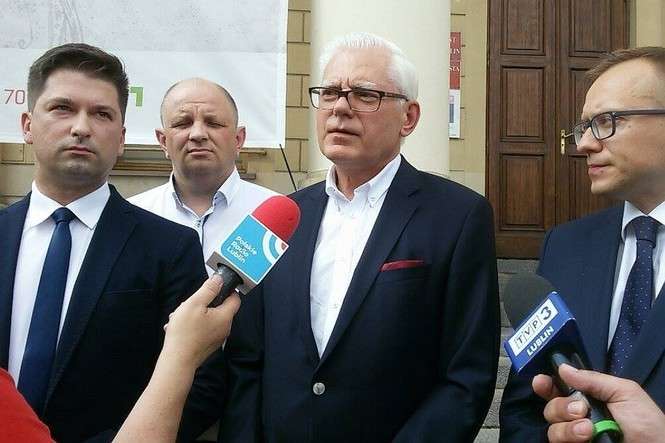 Od lewej: poseł Sylwester Tułajew, radny Tomasz Pitucha, senator Andrzej Stanisławek i poseł Artur Soboń