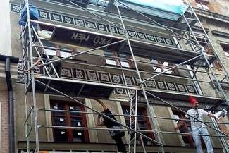 Grodzka 17 w nowej szacie. Elewacja kamienicy upamiętnia lubelskiego grafika