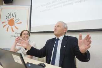 Generał brygady Stanisław Koziej urodził się 8 lipca 1943 roku w Glinniku w obecnym powiecie lubartowskim. Pochodzi z rodziny chłopskiej. W polskiej armii służył w latach 1965–2002. W latach 2010–2015 pełnił funkcję szefa Biura Bezpieczeństwa Narodowego. W 1990 roku otrzymał tytuł profesora nauk wojskowych. Jest autorem ponad 1000 publikacji z zakresu obronności i bezpieczeństwa międzynarodowego. W 2015 roku został odznaczony Krzyżem Komandorskim Orderu Odrodzenia Polski