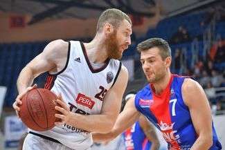 Marcin Dutkiewicz (z prawej) został nowym graczem TBV Startu
