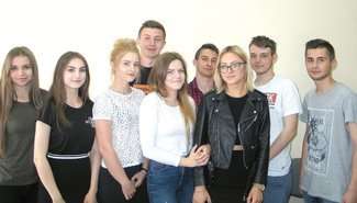 Uczestnicy projektu ze zwycięskiego i wyróżnionego zespołu