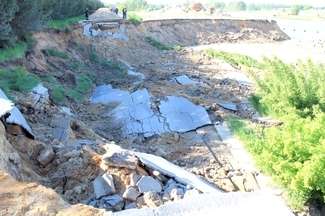 Osuwisko w gminie Kurów ma około 70 metrów średnicy i 5-6 metrów głębokości. Badają je pracownicy lubelskiej firmy
