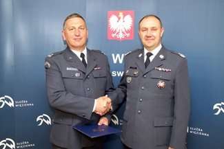 Mjr Marek Abramowicz (z lewej) po przyjęciu aktu mianowania od gen. Jacka Kitlińskiego, dyrektora generalnego Służby Więziennej