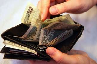 Kasjerka ze sklepu spożywczego grzebała w portfelu klienta. Wyciągnęła 1700 zł