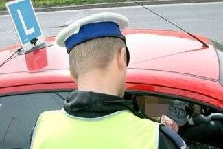 Auto wjechało w samochód nauki jazdy. Kursantka w szpitalu