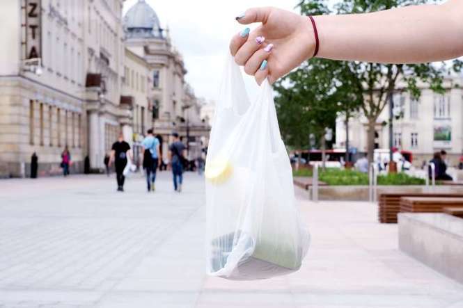Do 2019 roku z naszych sklepów mają zniknąć bezpłatne foliowe torby<br />
