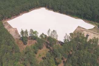 Tak obecnie wygląda pokryta geowłókniną i kruszywem sobiborska polana mogił