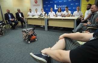- Robot m.in. zbiera piłki niebieskie, które symbolizują wodę i pomarańczowe - symbolizują zanieczyszczenie i je segreguje - wylicza Szymon Szostak, kapitan kraśnickiej drużyny „Spice Gears”.