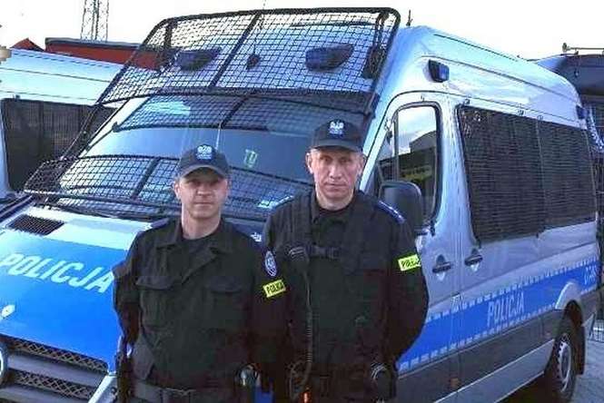 Policjanci, którzy pomogli kobiecie z dzieckiem