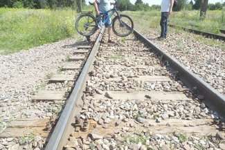 Większość osób wybiera drogę na skróty i jedno z kilku dzikich przejść przez torowisko