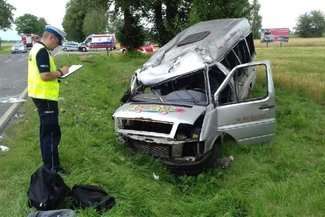 Zderzenie busa z samochodem osobowym. 14 osób w szpitalu. Droga zablokowana