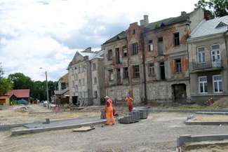 Opuszczona kamienica będzie się kładła cieniem na nowe rondo jeszcze przez lata