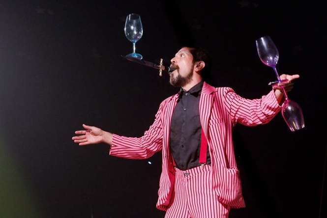 Żongler z Meksyku podczas wtorkowego pokazu w ramach Europejskiej Konwencji Żonglerskiej