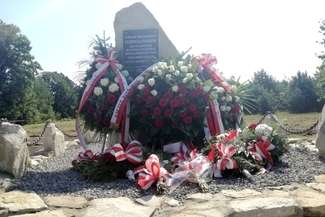 Pod petycją o nadanie imienia pary prezydenckiej leśnej drodze podpisało się kilkadziesiąt osób. Ich pomysłem jest także odsłonięty 10 lipca pomnik ofiar prezydenckiego samolotu