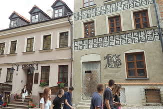 Rusztowania zniknęły, kocia kamienica na Starym Mieście już odsłonięta