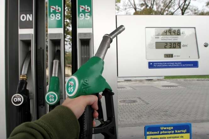 Cena paliwa: 13 gr - opłata paliwowa, 1,54 - akcyza, 81 gr - VAT, 10 gr - marża sprzedawcy, 1,77 zł - koszt zakupu w rafinerii