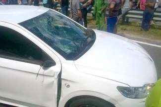 Napastnicy urwali lusterka, wyłamali drzwi, niszczyli karoserię. Jeden z nich wskoczył na maskę i zaczął wybijać przednią szybę. Inni szarpali pasażerów i bili kierowcę