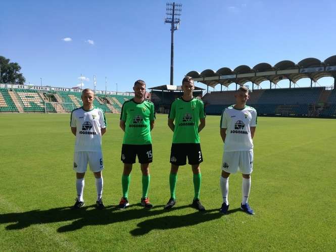 Przed meczem w Opolu klub zaprezentował nowe stroje meczowe. Od lewej: Paweł Sasin, Grzegorz Bonin, Jakub Jaroszyński i Patryk Szysz