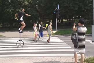 Nietypowy występ żonglerów. Zaprezentowali się na... przejściu dla pieszych