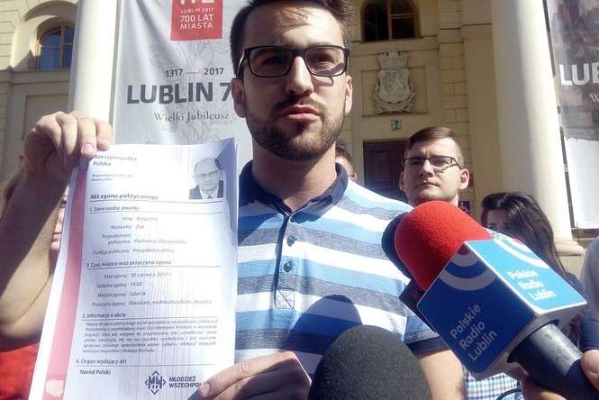 Działacze Młodzieży Wszechpolskiej pokazali dziś też „akt politycznego zgonu” Krzysztofa Żuka