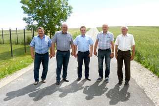 Samorządowcy z gminy Chełm na nowej drodze z Depułtycz Królewskich-Kolonia do Depułtycz Nowych