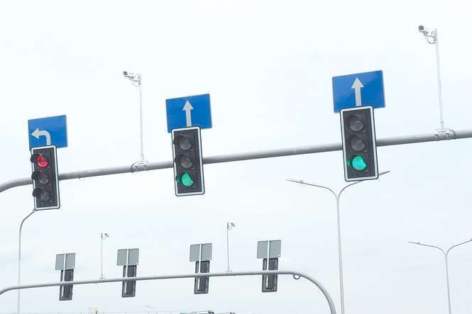 Urządzenia rejestrujące przejazd na czerwonym świetle zostaną zamontowane tylko w jednym miejscu
