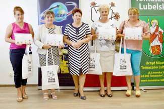 Pomysłodawczynie akcji „Wspólne czytanie przy kominku” (utworzenie kawiarnio-czytelni będącej świetlicą wiejską w Dyniskach) z dyplomami o przyznaniu grantu w wysokości 3 tys. zł