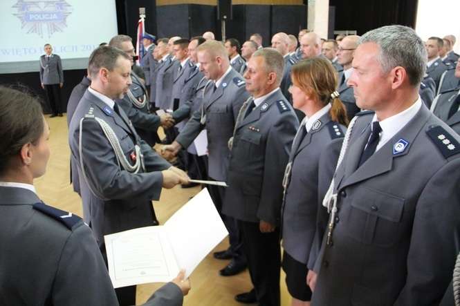 Z okazji święta policji 101 funkcjonariuszy otrzymało awanse na wyższe stopnie policyjne<br />
