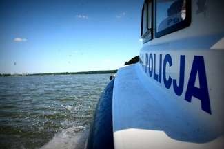 Zgłaszający zauważył, że w łodzi jest tyko jedno wiosło,  telefon komórkowy oraz wiadro z rybami