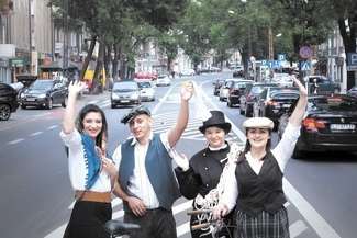 Monika Kasprzak – kominiarz, Sylwia Kot – kwiaciarka, Agnieszka Kruszyńska – cyklistka-gazeciarka i Tomasz Głowacki – pucybut w kostiumach Magdaleny Denysiuk od dziś będą zapraszać na „Handlowe święto ul. Zamojskiej”