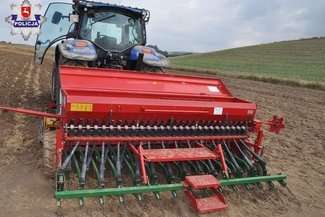 Włożyła rękę do siewnika. 42-latka trafiła do szpitala