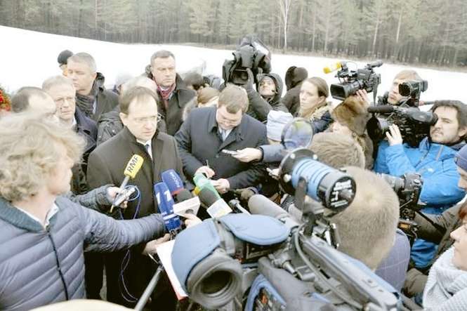 Władimir Medinski oblegany przez dziennikarzy w Sobiborze<br />
