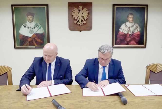 W piątek umowę podpisali: wiceminister Jarosław Stawiarski (z lewej) i prof. Andrzej Drop, rektor UM