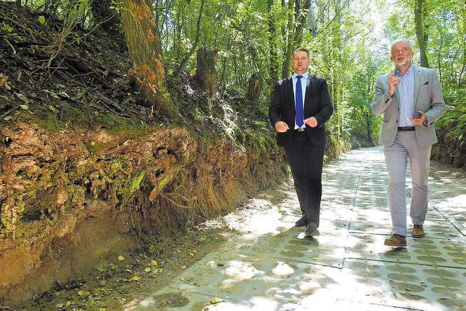 Wojewoda lubelski Przemysław Czarnek spaceruje po świeżo wybrukowanym wąwozie w towarzystwie burmistrza Nałęczowa Andrzeja Ćwieka