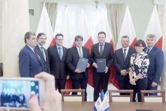 – Podpisywane umowy już przynoszą utrudnienia dla pasażerów i przewoźników, ale pokazują, że realizacja programu trwa – mówi wiceminister Andrzej Bittel (trzeci z lewej)