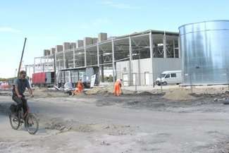 Sklep powstaje między al. Przyjaźni i tak zwaną starą ul. Rejowiecką