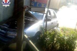 Niewiele brakowało, a pojazd wjechałby do sklepu