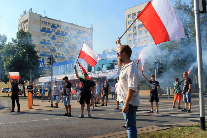 Race i biało-czerwone flagi w rękach młodych mieszkańców miasta to już stały element puławskich obchodów rocznicy wybuchu Powstania Warszawskiego