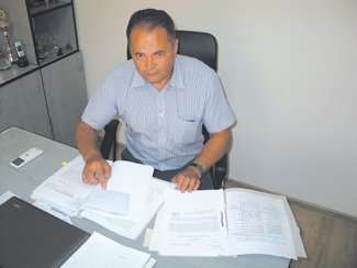 Krzysztof Bożek, wójt gminy Horodło, pokazuje komplet dokumentów w sprawie nielegalnego składowania śmieci w kopalni w Strzyżowie