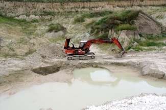 "Dziennie nawet kilkanaście ciężarówek ze śmieciami". Dlaczego wcześniej nie powstrzymano firmy?
